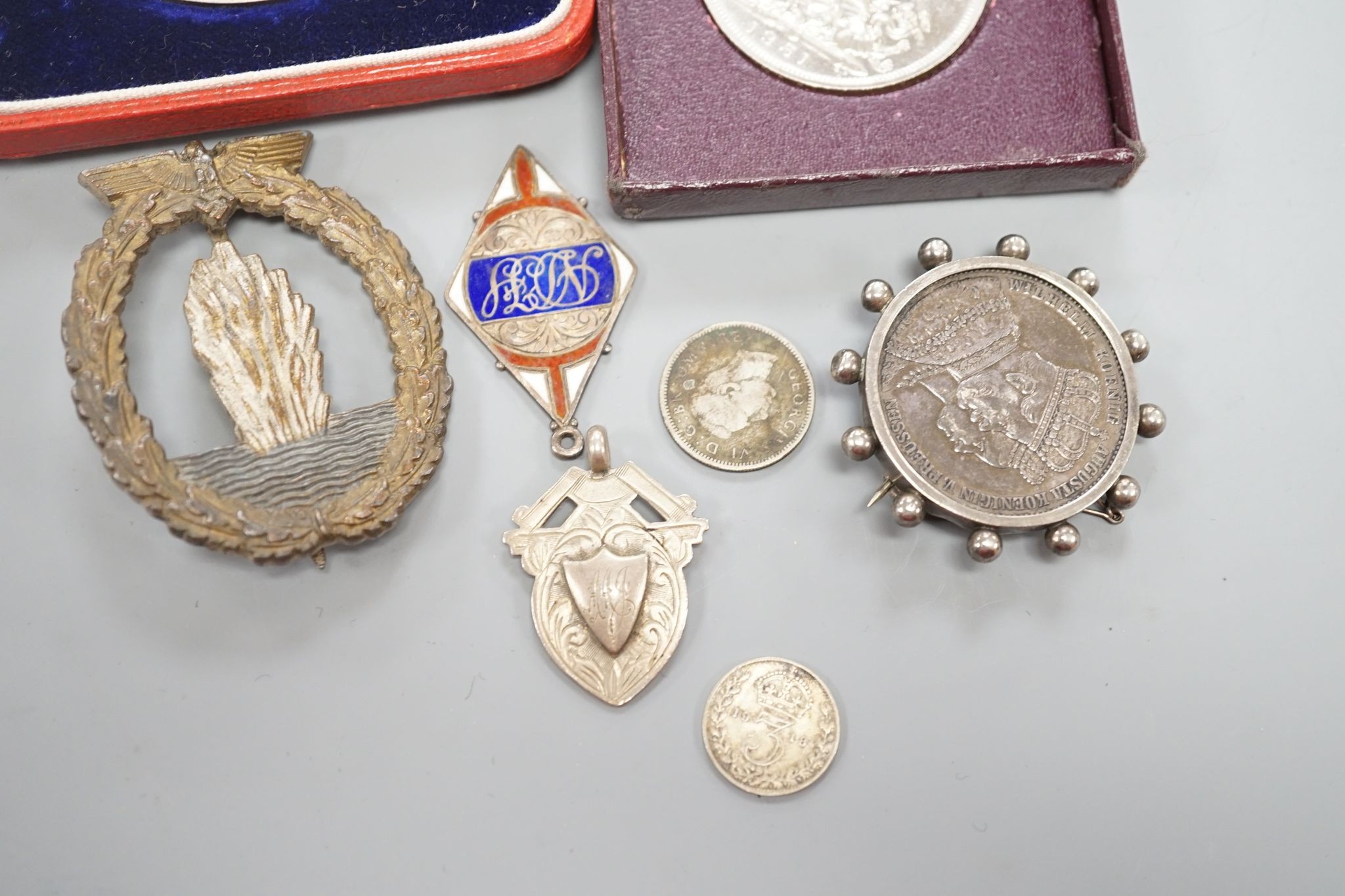 Badges, medals etc. to include a great war medal 268400 PTE. W. DRIVER. WORC. R., a George V and Queen Mary silver jubilee medal, cased and a third Reich badge